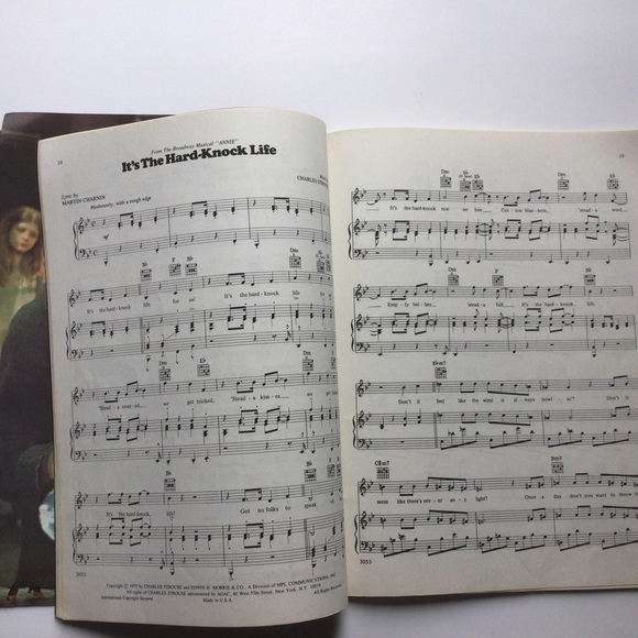 Annie Vocal Selections Book From Broadway Play in 1977 - Picture 5 of 6